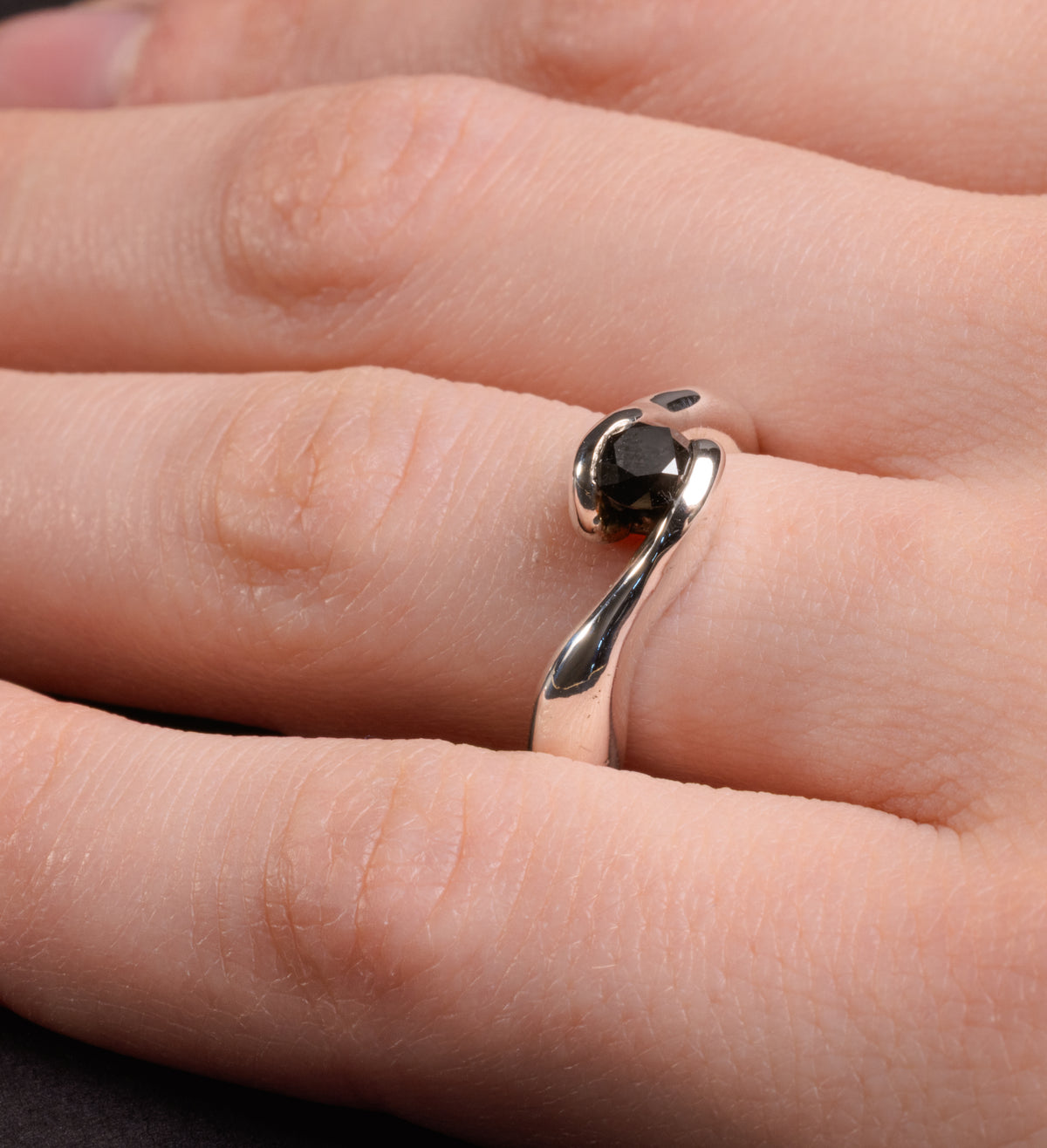 Anello Abbraccio con diamante nero