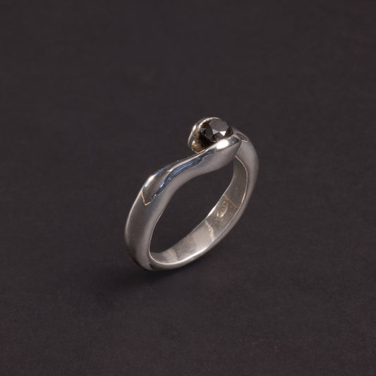 Anello Abbraccio con diamante nero