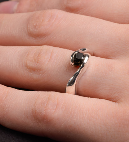 Anello Abbraccio con diamante nero
