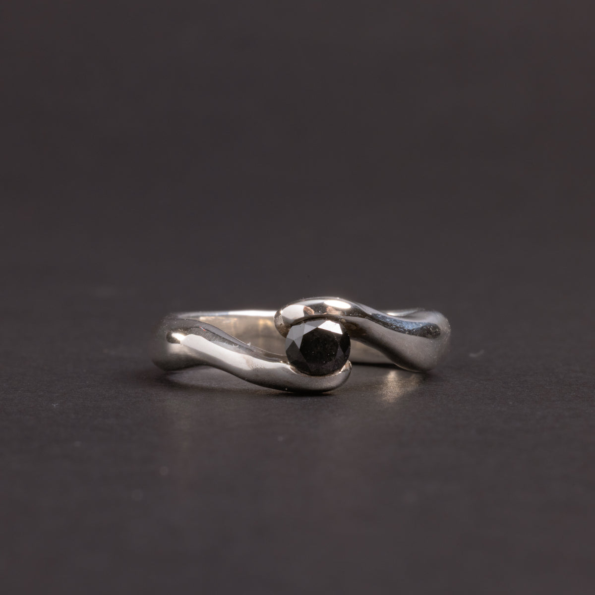 Anello Abbraccio con diamante nero